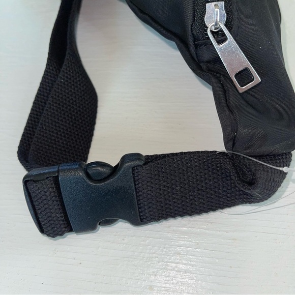 GUESS Fannypack - Picture 3 of 3